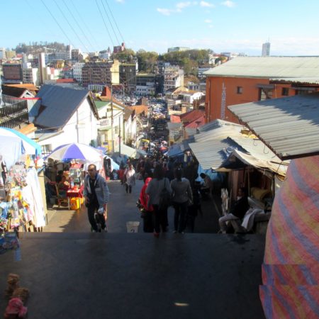 Antananarivo, briqueterie , maraîchage et culture du riz dans les quartiers.